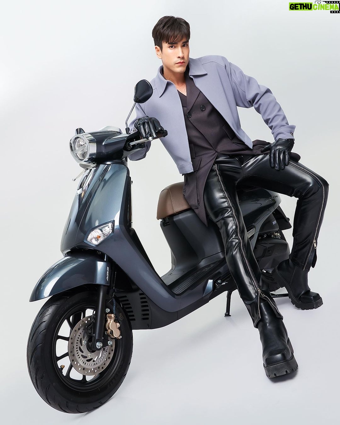 Nadech Kugimiya Instagram - “The New High” สำหรับผม คือการนำความวินเทจ มาปรับเปลี่ยนให้ทันยุคสมัย เพิ่มเทคโนโลยีต่างๆ เข้าไป ให้มีกลิ่นอายเสน่ห์ความคลาสสิคและความโมเดิร์น อยู่ด้วยกัน” พบกับ New Honda Giorno+ : The New High ในรุ่น 125cc ที่พร้อมให้ “ทุกสไตล์ ไปได้ไกลกว่า” #TheNewHigh #HondaMotorcycleThailand #ThaiHonda #Giorno+ #🏍
