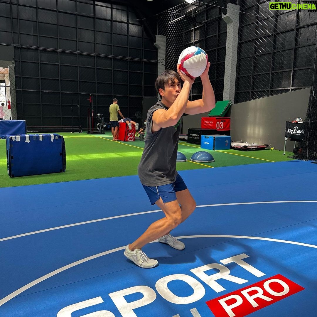 Nadech Kugimiya Instagram - 🥳เสียงดังเจี๊ยวจ๊าวตั้งแต่เช้า ถึงแม้จะเป็นวันอาทิตย์ก็ตาม @sporttechproth 🎊 #sporttechproth #performancecenter #icehockeytraining #basketballtraining #footballtraining #cyclingtraining #fencingtraining #thaiboxingtraining #tennistraining #golftraining
