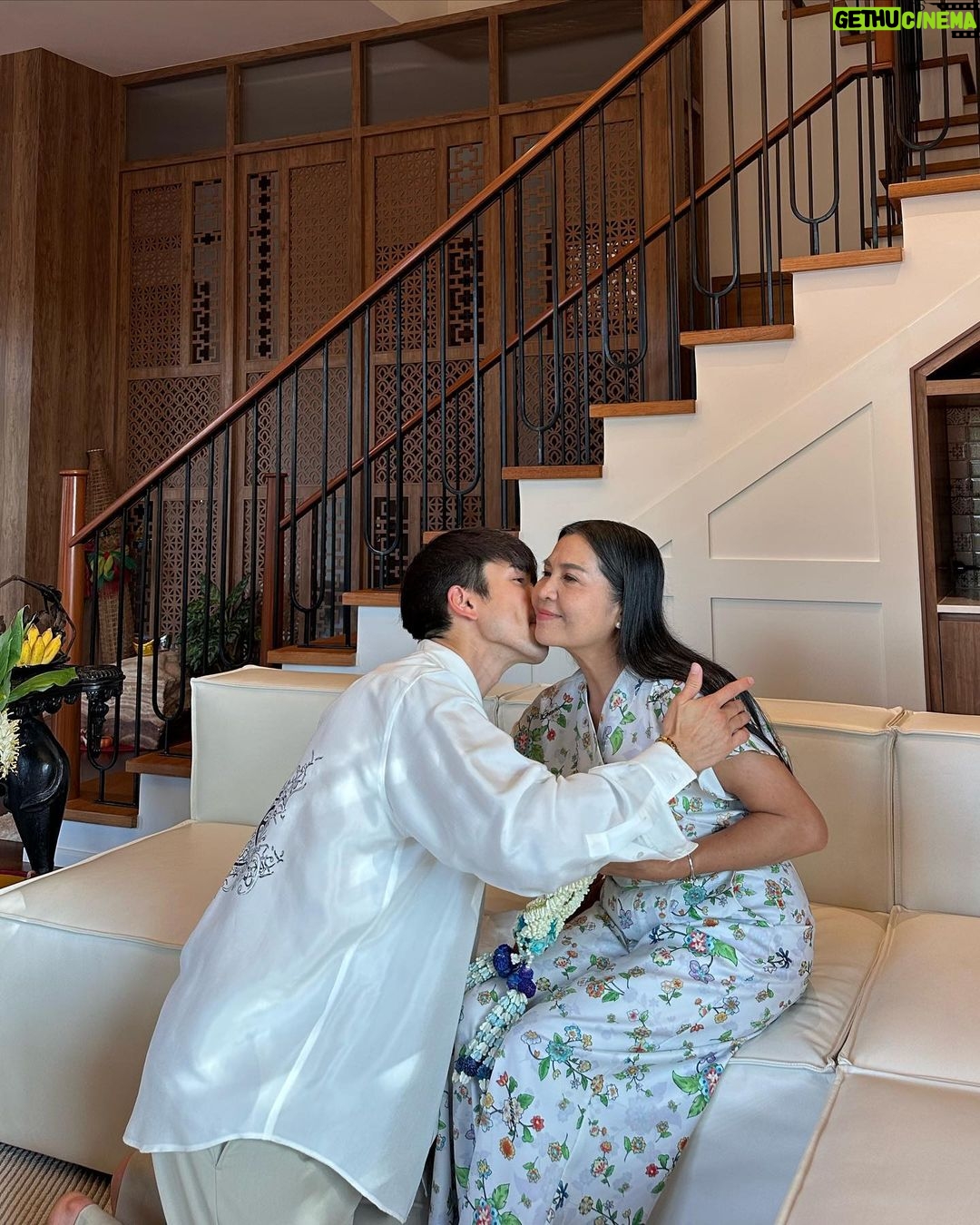 Nadech Kugimiya Instagram - สุขสันต์วันแม่เด้อทุกคน 🩵🤍🩵🤍 “ไหว้แม่ อวยพร รับพร” ปล.รูปสุดท้ายรู้ใช่ไหมว่าโดนอะไร #คร๊าบบบ #รู้แล้วคร๊าบบบ 🙏🏼😂
