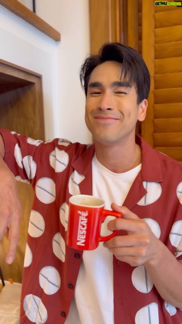 Nadech Kugimiya Instagram - เนสกาแฟ เบลนด์ แอนด์ บรู เปลี่ยนโฉมใหม่ อร่อยเหมือนเดิม! หอมกาแฟ อร่อย กลมกล่อมไม่เปลี่ยน อย่าลืมยลโฉมใหม่สุดปัง และซื้อมาดื่มกันนะคร้าบบทุกค๊นนน #NESCAFEBlendandBrew #เนสกาแฟโฉมใหม่อร่อยเหมือนเดิม #เนสซองแดง