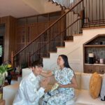Nadech Kugimiya Instagram - สุขสันต์วันแม่เด้อทุกคน 🩵🤍🩵🤍 “ไหว้แม่ อวยพร รับพร” ปล.รูปสุดท้ายรู้ใช่ไหมว่าโดนอะไร #คร๊าบบบ #รู้แล้วคร๊าบบบ 🙏🏼😂