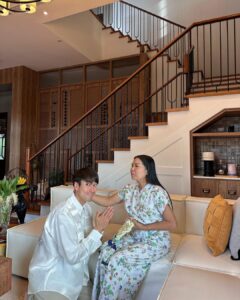 Nadech Kugimiya Instagram - สุขสันต์วันแม่เด้อทุกคน 🩵🤍🩵🤍 “ไหว้แม่ อวยพร รับพร” ปล.รูปสุดท้ายรู้ใช่ไหมว่าโดนอะไร #คร๊าบบบ #รู้แล้วคร๊าบบบ 🙏🏼😂