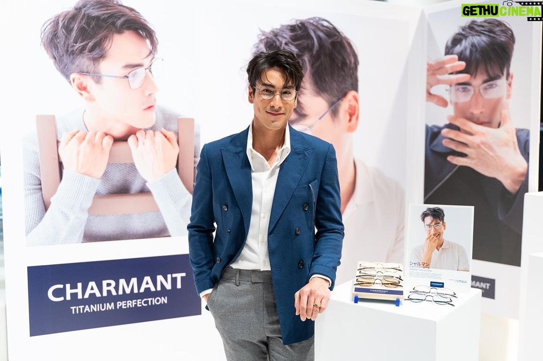 Nadech Kugimiya Instagram - 🕶️ผมเป็นคนรักการใส่แว่น เพราะแว่นตาบ่งบอกถึงตัวตน ไม่ว่าจะแว่นกันแดด แว่นสายตาของ @charmant_th เฟรมดีไซน์😎 และที่สำคัญความเบา สบาย ไม่ปวดขมับ ของวัสดุไทเทเนียมญี่ปุ่น 🇯🇵 ทดลองใส่ และหาซื้อได้แล้วที่ร้านแว่นชั้นนำทั่วประเทศ🕺🏻 #Charmant #CharmantTH #แว่นณเดชน์