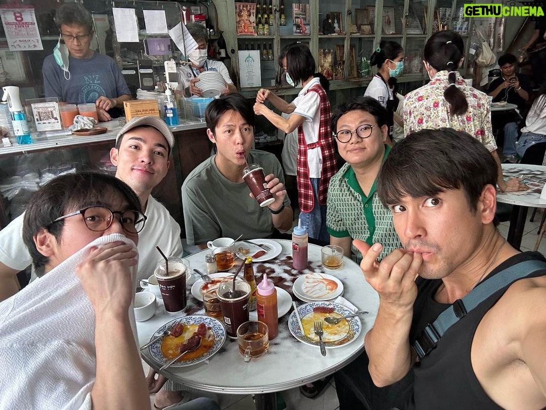 Nadech Kugimiya Instagram - ☕️ 🍳 🥓 🍞 #sundaymornin On Lok Yun - ออน ล๊อก หยุ่น