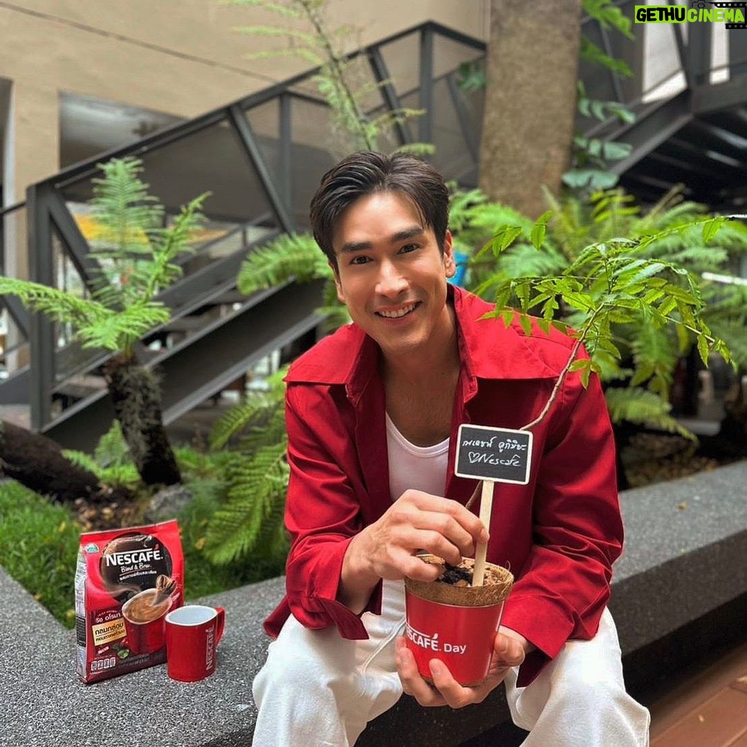 Nadech Kugimiya Instagram - Me, My coffee, My Plant 🌳☕️ มาร่วมฉลองวันกาแฟโลกกับเนสกาแฟ ที่งาน NESCAFÉ Day ที่ปีนี้ทุกคนจะได้ร่วมกันปลูกต้นไม้หลายชนิดเพื่อร่วมส่งต่อความยั่งยืนไปด้วยกัน “พบกันในวันที่ 28 กันยายนนี้” เวลา 17.00 - 19.00 น. ที่แฟชั่นฮอลล์ สยามพารากอน พร้อมกิจกรรมดีๆจากเนสกาแฟตลอดทั้งวัน! ติดตามรายละเอียดกันได้ที่เพจ Facebook: NESCAFÉ กันได้เลย #NESCAFEDAY2023 #ชงเนสกาแฟปลูกความยั่งยืน #NESCAFEMeet&Plant #☕️
