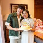 Nadech Kugimiya Instagram - 🎁Happy Birthday to my 62 years old Mother🎂 สุขสันต์วันเกิดแม่แก้วครับ สุขภาพแข็งแรง ตลอดปี🤍 ตรวจสุขภาพประจำปี ความดัน น้ำตาล คอเลสเตอรอล อย่าให้มาวุ่นวายยยยยย สาธุ สาธุ สาธุ 😁