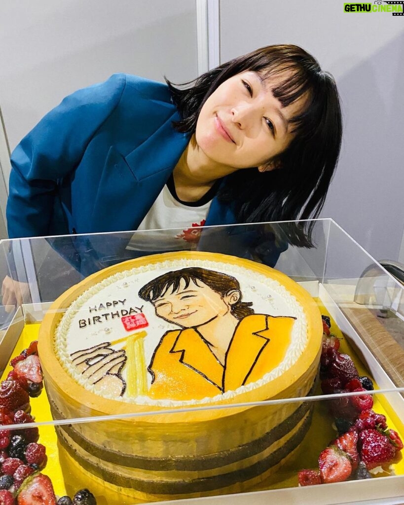 Nana Seino Instagram - 丸亀製麺ケーキでお祝いしていただきました。🎉 樽の中に私が！！！ ありがとうございました！！ おつかれーらいす。 #丸亀製麺
