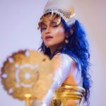 Nanda Costa Instagram - Hoje o @blocomascarados completa 25 anos e é a primeira vez, em um quarto de século, que vai coroar duas rainhas ao mesmo tempo. Bodas de prata com o carnaval da Bahia iluminando a diversidade que brilha no raio dourado da deusa da fertilidade, e na eterna força da juventude, da inteligência de quem tem astúcia de caçador e paciência de pescador. Aos bons presentes que a vida tem nos dado, só nos cabe agradecer por tamanho acolhimento e por essas energias boas que nos abençoam e nos acompanham. Além de honrar este posto com imensa alegria e emoção. Muito obrigada, axé. @blocomascarados Styling @marifranca_ Glam: @erichgutmann Joias e Coroa: Joalheiro dos Orixas @diegodeoxossijoias make: @contem1g.oficial Foto: @magalimoraess Captação: @produtoraalforria Agenciamento: @zecavitorino.ag Assessoria: @enne.ag Digital:@lbdigitaleconteudo