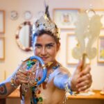 Nanda Costa Instagram - Hoje o @blocomascarados completa 25 anos e é a primeira vez, em um quarto de século, que vai coroar duas rainhas ao mesmo tempo. Bodas de prata com o carnaval da Bahia iluminando a diversidade que brilha no raio dourado da deusa da fertilidade, e na eterna força da juventude, da inteligência de quem tem astúcia de caçador e paciência de pescador. Aos bons presentes que a vida tem nos dado, só nos cabe agradecer por tamanho acolhimento e por essas energias boas que nos abençoam e nos acompanham. Além de honrar este posto com imensa alegria e emoção. Muito obrigada, axé. @blocomascarados Styling @marifranca_ Glam: @erichgutmann Joias e Coroa: Joalheiro dos Orixas @diegodeoxossijoias make: @contem1g.oficial Foto: @magalimoraess Captação: @produtoraalforria Agenciamento: @zecavitorino.ag Assessoria: @enne.ag Digital:@lbdigitaleconteudo