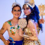 Nanda Costa Instagram - Hoje o @blocomascarados completa 25 anos e é a primeira vez, em um quarto de século, que vai coroar duas rainhas ao mesmo tempo. Bodas de prata com o carnaval da Bahia iluminando a diversidade que brilha no raio dourado da deusa da fertilidade, e na eterna força da juventude, da inteligência de quem tem astúcia de caçador e paciência de pescador. Aos bons presentes que a vida tem nos dado, só nos cabe agradecer por tamanho acolhimento e por essas energias boas que nos abençoam e nos acompanham. Além de honrar este posto com imensa alegria e emoção. Muito obrigada, axé. @blocomascarados Styling @marifranca_ Glam: @erichgutmann Joias e Coroa: Joalheiro dos Orixas @diegodeoxossijoias make: @contem1g.oficial Foto: @magalimoraess Captação: @produtoraalforria Agenciamento: @zecavitorino.ag Assessoria: @enne.ag Digital:@lbdigitaleconteudo