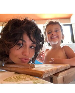 Nanda Costa Instagram - Toda vez que eu me “quebrava” minha mãe dizia: se eu pudesse tirar sua dor e botar em mim, eu faria.
Os primeiros pontinhos chegaram, e essa frase nunca fez tanto sentido 💔. Eu segurei Tiê e Lan me segurou. Vc já passou por isso? Quantos anos seu filho tinha quando isso aconteceu?