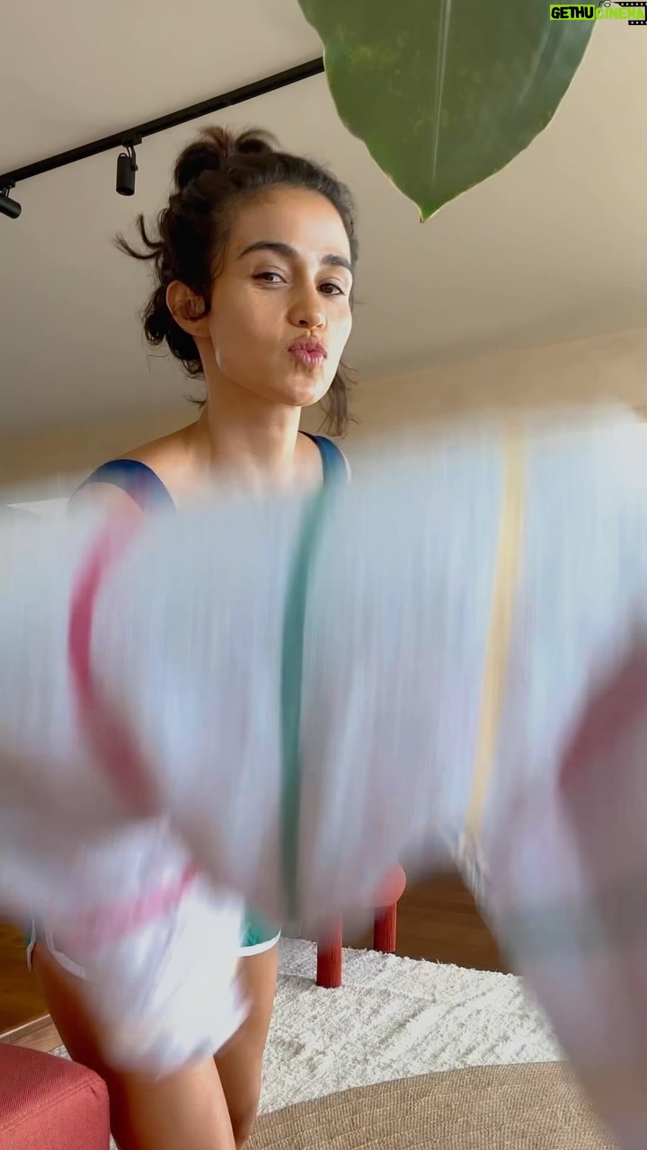 Nanda Costa Instagram - Isso foi dia 31/01, preparando a casa para uma virada só com Lan e as meninas. Foi lindo. E a virada de vocês, foi boa? Só agora consegui vir aqui agradecer todo amor e carinho que vcs tiveram comigo e com minha família em 2023 🫶🏼❣️ Te Desejo um 2024 luminoso, cheio de saúde, amor, paz e tudo que te faz sorrir! Ah, Veveta 🫶🏼❤️ @ivetesangalo