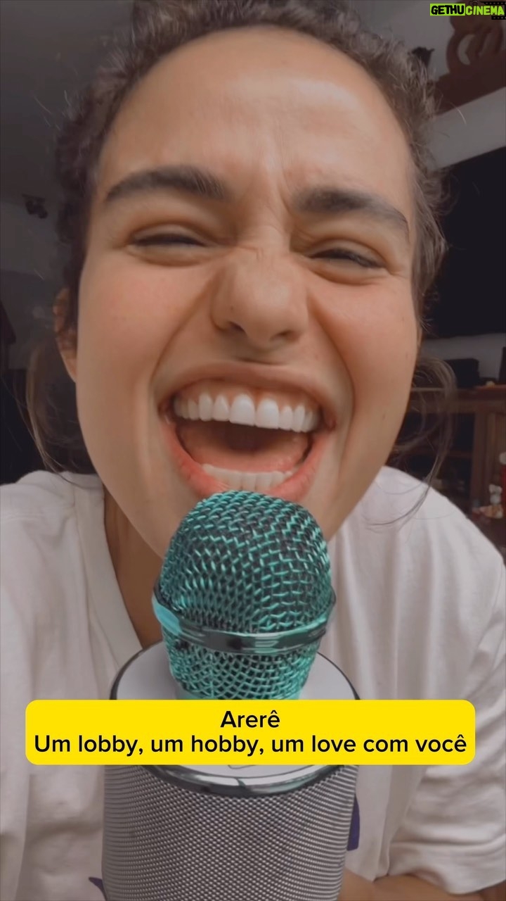 Nanda Costa Instagram - Marque aqui nos comentários o @ de quem arrasa nessa categoria 👇🏽 Me conta também aquela música que você cantou errado a vida inteira 🫣