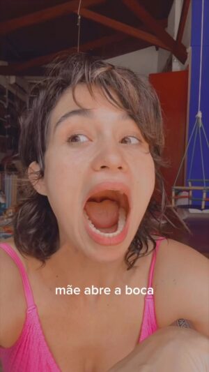 Nanda Costa Instagram - Trend significa tendência, né? Talvez você não veja relação entre a trend de gêmeos ( descobri nos comentários, que é entre irmãos em geral) , com a história da melancia. Mas pra mim, brincadeira, é quando todo mundo se diverte ❤️ Me conta aqui uma brincadeira que fizeram com você e não foi legal?