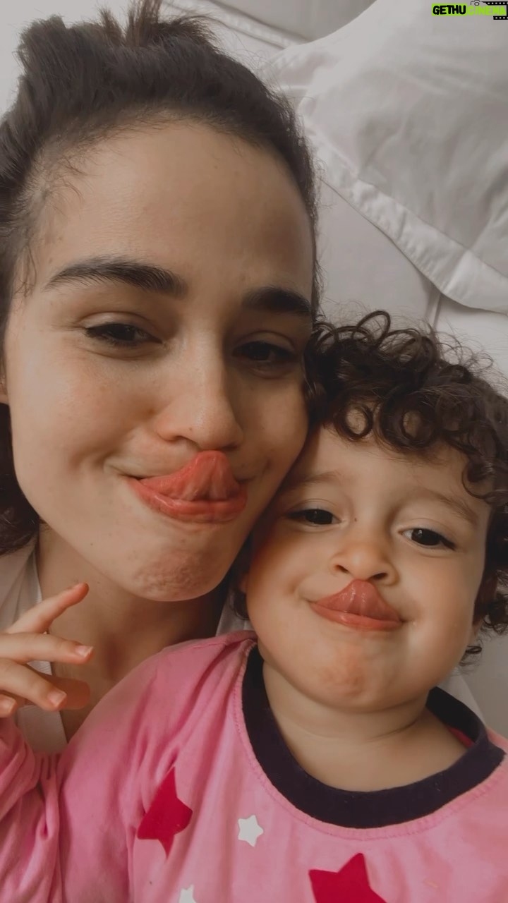 Nanda Costa Instagram - Tiê me ensinou a botar a ponta da língua no nariz. Quem tmb é capaz?