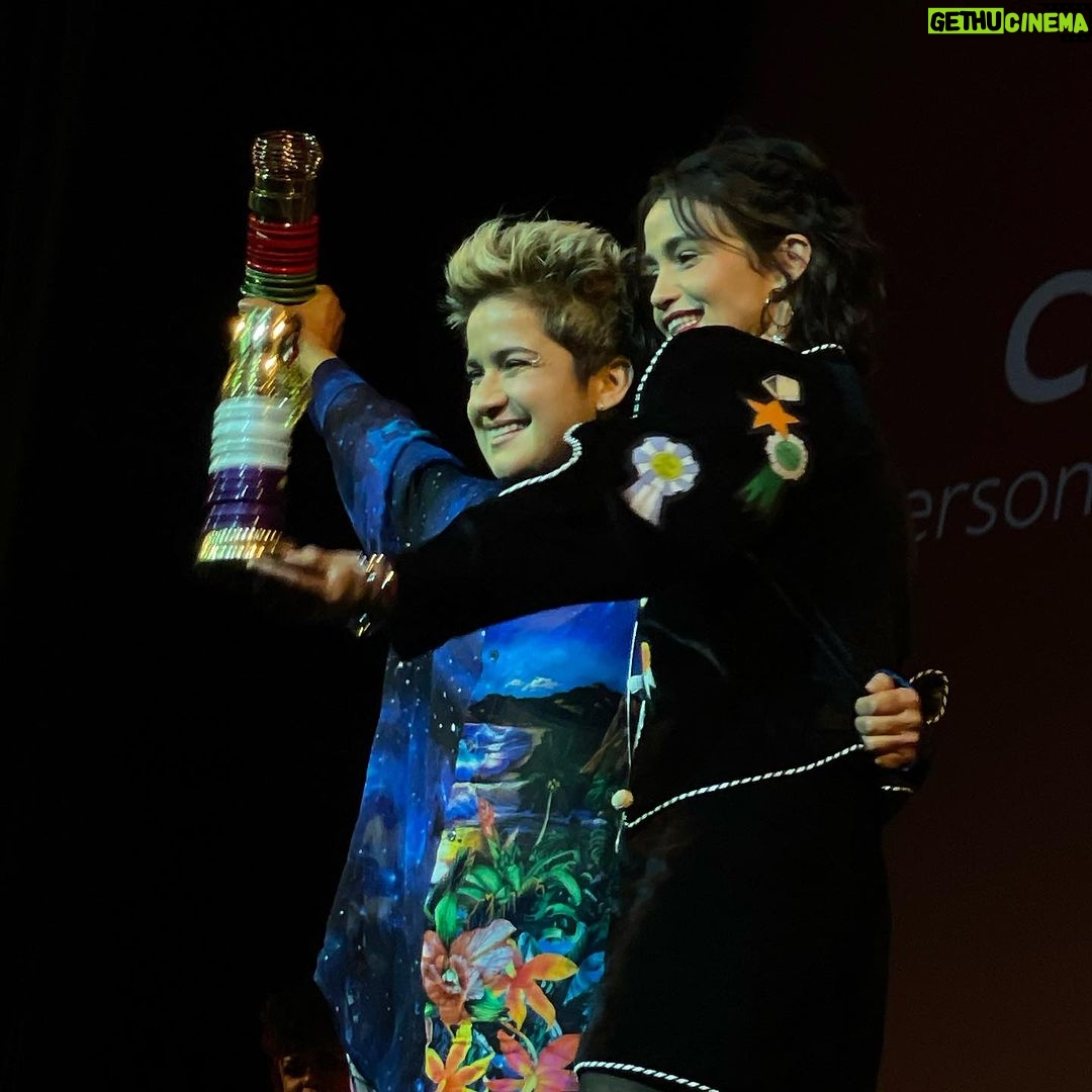 Nanda Costa Instagram - O Troféu Suzy Capó de personalidade do ano foi para a atriz e cantora Nanda Costa e a percussionista Lan Lanh. Elas começaram a namorar em 2014 e em junho de 2019 oficializaram a união civil. Em outubro de 2021, anunciaram a chegada das filhas Kim e Tiê, que as acompanharam na cerimônia de premiação. No palco do Cine Odeon – CCLSR Nanda Costa e Lan Lanh falaram sobre ter orgulho de ser quem se é e amar quem quiser. • • • O Festival do Rio conta com patrocínio master da Shell (@shell), através da Lei Federal de Incentivo a Cultura, e com apoio especial da @prefeitura_rio, por meio da @_riofilme, órgão da Secretaria Municipal de Cultura do Rio (@cultura_rio).