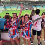 Nanda Costa Instagram - Hoje foi a primeira vez delas no maraca! Acho que fora nós 4, só tinha o @_danilomesquita com camisa do Baêa . Perdemos, mas nos divertimos muito. Comemos milho, tomamos @brahmacerveja e as meninas aprenderam a falar mengão, graças a Ika. Mas tá valendo, até porque a Lan só não torce pro Flamengo quando é contra o @ecbahia! #BBMP ❤️💙🤍 Obrigada @micheldiamant, @sampaio_carol, Mariana, Bombom e @cseventos! #maracacombrahma e milho !