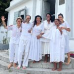 Nanda Costa Instagram - Sextou na paz de Oxalá! Axé, meu povo 🙌🏽 Obrigada Regina pela noite, pela manhã, pelas palavras, pela hospitalidade, por me levar pela primeira vez ao Gantois. Obrigada por ser essa pessoa generosa e agregadora! Você mora no meu coração ❣️ Epa Bàbá! Terreiro de Mãe Menininha Do Gantois