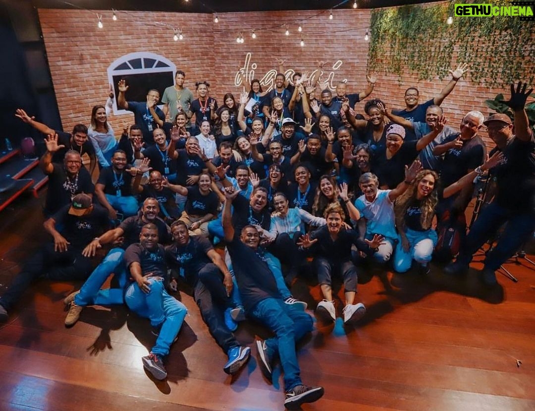 Nanda Costa Instagram - Hoje é o Dia Internacional da Televisão e estou passando aqui pra agradecer todo o carinho do público que venho recebendo em 17 anos de carreira. Como é importante essa troca. Quero agradecer a cada parceiro de cena, diretor, autor, produtor de elenco, colegas de profissão, produção, preparadores de elenco, e a toda uma equipe que está por trás lutando pra essa magia acontecer e chegar até a sua casa. Escolhi essa foto como capa desse carrossel pra contar pra vc que o “Diga Aí’, da Maravilhosona da @jessicasenra, estreia no próximo domingo, após o Fantástico, lá na Bahia, terra de Lan, que a gente tanto ama. Uma alegria e uma honra estrear esse programa especial junto com o amor da minha vida. Falamos sobre carreira, maternidade, projetos futuros, jogamos conversa fora, nos divertimos e nos emocionamos. Lan brocou no timbau, ao lado da @monarkabanda . Obrigada a direção e toda equipe do “Diga aí” por nos confiar a estreia. E Jessica, mulher, você é foda! Desejo todo sucesso do mundo nessa nova jornada. Obrigada por ser essa jornalista tão única, com tamanho carisma, credibilidade, e sobretudo, pelo seu posicionamento, sempre lutando por um país mais justo, melhor, com menos desigualdade e mais segurança. Acho que é isso: depois que a gente tem filho, a gente precisa ter mais fé e ter mais força pra lutar por um futuro melhor, e eu acredito que a televisão é um dos grandes veículo pra isso. Muito obrigada, axé! 📷 @serciofreitas