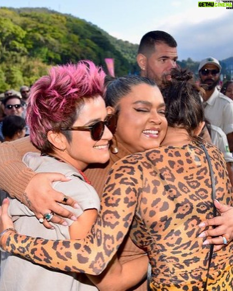 Nanda Costa Instagram - Dump “explode coração”❣️ Ainda impactada com a noite de ontem. O @rockthemountain é um dos festivais mais legais que já fui. Obrigada @ricardobrautigam e @leomarcal por essa experiência inesquecível no alto da montanha, cercada de gente mara, pra prestigiar o que há de mais belo na nossa música. Obrigada @margarethmenezes, @danielamercury, @amarinasena @pretagil, @majur, @paulatoller, @karolconka, @mccaroldeniteroioficial, e todas as artistas e músicos incríveis que fizeram a magia reinar. A arte é mulher, e Maria Bethania a Deusa absoluta! E quem toca o tambor pra ela, é o meu amor, que só me enche o coração de orgulho 🫶🏼 Te amo, Broto! Semana que vem tem mais Love in the mountain 🤘🏽❤️ Obrigada pelos registros 📷 @fabiocordeirofoto @reginaldofoto Rock the Mountain Festival