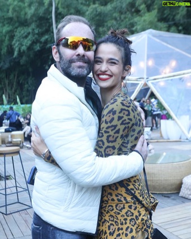 Nanda Costa Instagram - Dump “explode coração”❣️ Ainda impactada com a noite de ontem. O @rockthemountain é um dos festivais mais legais que já fui. Obrigada @ricardobrautigam e @leomarcal por essa experiência inesquecível no alto da montanha, cercada de gente mara, pra prestigiar o que há de mais belo na nossa música. Obrigada @margarethmenezes, @danielamercury, @amarinasena @pretagil, @majur, @paulatoller, @karolconka, @mccaroldeniteroioficial, e todas as artistas e músicos incríveis que fizeram a magia reinar. A arte é mulher, e Maria Bethania a Deusa absoluta! E quem toca o tambor pra ela, é o meu amor, que só me enche o coração de orgulho 🫶🏼 Te amo, Broto! Semana que vem tem mais Love in the mountain 🤘🏽❤️ Obrigada pelos registros 📷 @fabiocordeirofoto @reginaldofoto Rock the Mountain Festival