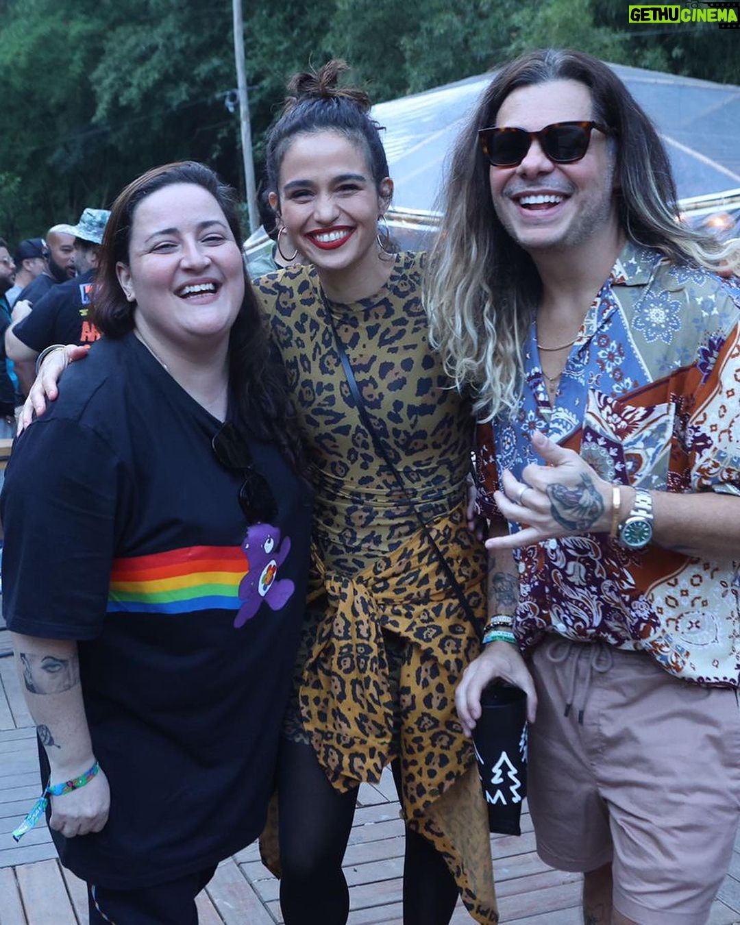 Nanda Costa Instagram - Dump “explode coração”❣️ Ainda impactada com a noite de ontem. O @rockthemountain é um dos festivais mais legais que já fui. Obrigada @ricardobrautigam e @leomarcal por essa experiência inesquecível no alto da montanha, cercada de gente mara, pra prestigiar o que há de mais belo na nossa música. Obrigada @margarethmenezes, @danielamercury, @amarinasena @pretagil, @majur, @paulatoller, @karolconka, @mccaroldeniteroioficial, e todas as artistas e músicos incríveis que fizeram a magia reinar. A arte é mulher, e Maria Bethania a Deusa absoluta! E quem toca o tambor pra ela, é o meu amor, que só me enche o coração de orgulho 🫶🏼 Te amo, Broto! Semana que vem tem mais Love in the mountain 🤘🏽❤️ Obrigada pelos registros 📷 @fabiocordeirofoto @reginaldofoto Rock the Mountain Festival