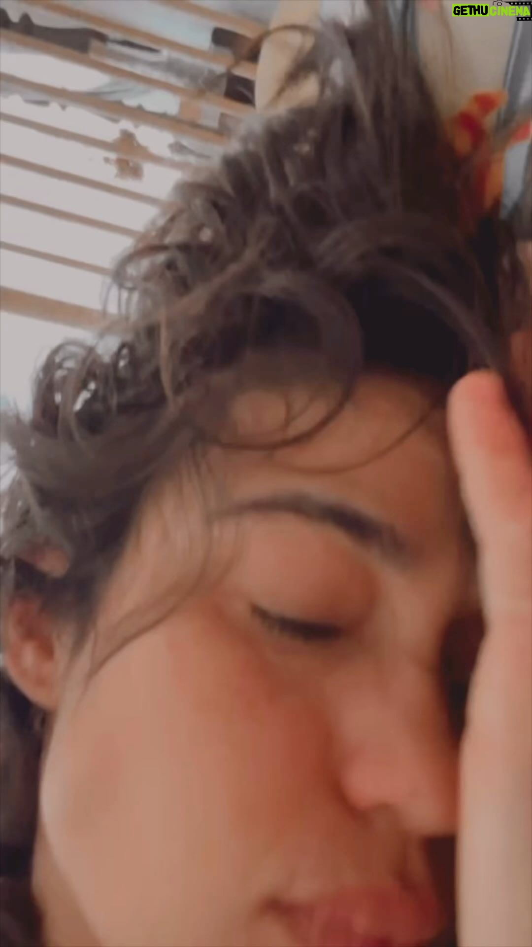Nanda Costa Instagram - Tá rolando virose por aí também? Por aqui já passamos por ela, só eu que não peguei dessa vez, mas me sinto como se tivesse pego. Alguém mais se identifica? Tá rolando ou rolou na sua casa por esses dias? Sabe que virose foi? Quantas pessoas pegaram? Me conta!