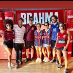 Nanda Costa Instagram - Hoje foi a primeira vez delas no maraca! Acho que fora nós 4, só tinha o @_danilomesquita com camisa do Baêa . Perdemos, mas nos divertimos muito. Comemos milho, tomamos @brahmacerveja e as meninas aprenderam a falar mengão, graças a Ika. Mas tá valendo, até porque a Lan só não torce pro Flamengo quando é contra o @ecbahia! #BBMP ❤️💙🤍 Obrigada @micheldiamant, @sampaio_carol, Mariana, Bombom e @cseventos! #maracacombrahma e milho !