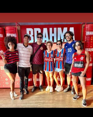 Nanda Costa Instagram - Hoje foi a primeira vez delas no maraca! Acho que fora nós 4, só tinha o @_danilomesquita com camisa do Baêa . Perdemos, mas nos divertimos muito. Comemos milho, tomamos @brahmacerveja e as meninas aprenderam a falar mengão, graças a Ika. Mas tá valendo, até porque a Lan só não torce pro Flamengo quando é contra o @ecbahia! 

#BBMP ❤️💙🤍

Obrigada @micheldiamant, @sampaio_carol, Mariana, Bombom e @cseventos!

#maracacombrahma  e milho !