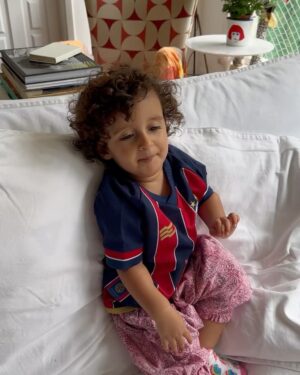 Nanda Costa Instagram - Hoje foi a primeira vez delas no maraca! Acho que fora nós 4, só tinha o @_danilomesquita com camisa do Baêa . Perdemos, mas nos divertimos muito. Comemos milho, tomamos @brahmacerveja e as meninas aprenderam a falar mengão, graças a Ika. Mas tá valendo, até porque a Lan só não torce pro Flamengo quando é contra o @ecbahia! 

#BBMP ❤️💙🤍

Obrigada @micheldiamant, @sampaio_carol, Mariana, Bombom e @cseventos!

#maracacombrahma  e milho !