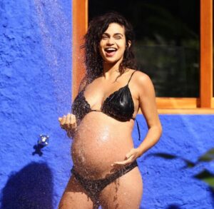 Nanda Costa Instagram - 3.7 completos, duas filhas com quase 2.0. E Aquela frase clichê “parece que foi ontem” é a primeira coisa que me vem à cabeça quando olho pra essas fotos. É o “parece que foi ontem” mais demorado de toda minha vida. 

Apesar de ter tido um parto muito difícil e um puerpério assustador, eu amei ficar grávida, tenho muitas lembranças boas da gestação. Quatro pernas, quatro braços, amavam os chutinhos e os soquinhos dentro da barriga. Até cambalhota teve. 💖 E esse barrigão viveu muita coisa. A partir do sexto mês de gravidez, com as meninas crescendo sem parar, o forninho da mamãe quase explodiu. Era tanto peso que minha bexiga, ficou super pressionada e começaram os escapes de xixi.

Já contei pra vocês aqui, o quão fundamental é ter o auxílio de profissionais da saúde pra encontrar o tratamento certo e cuidar dessa condição que é super comum, mas nada normal. Os escapes podem acontecer em vários períodos da vida de nós mulheres. Comigo foi durante a gravidez.  E com a fisioterapia pélvica conseguimos reverter essa condição. 

E quem esteve comigo nesse período foi linha Intimus®️ 2 em 1, com produtos que absorvem os escapes. 
A linha Intimus®️ 2 em 1 é uma ferramenta que ajuda a lidar com a incontinência urinária. Mas, se você está com escapes, procure um profissional de saúde e encontre o tratamento certo pra você. 
@intimusoficial #Papo2em1 #Intimus2em1 *Publicidade