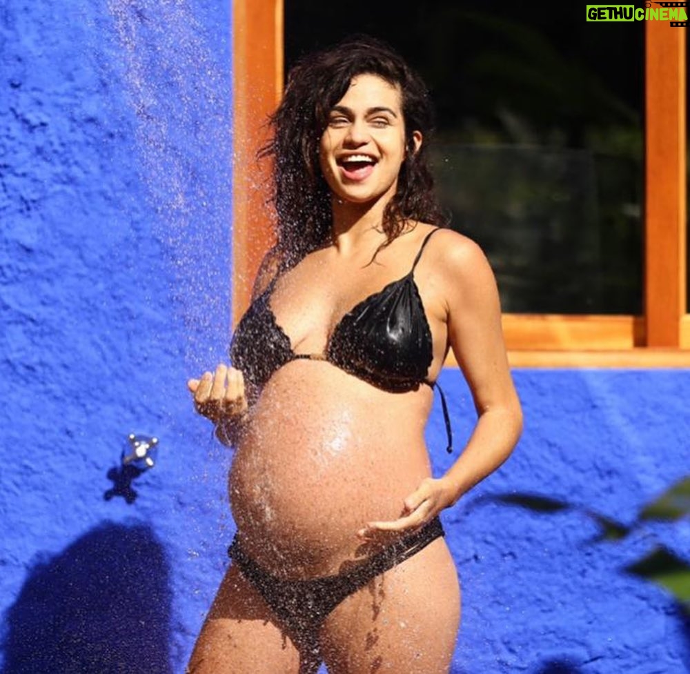 Nanda Costa - 95.9K Likes - 3.7 completos, duas filhas com quase 2.0. E Aquela frase clichê “parece que foi ontem” é a primeira coisa que me vem à cabeça quando olho pra essas fotos. É o “parece que foi ontem” mais demorado de toda minha vida.
Apesar de ter tido um parto muito difícil e um puerpério assustador, eu amei ficar grávida, tenho muitas lembranças boas da gestação. Quatro pernas, quatro braços, amavam os chutinhos e os soquinhos dentro da barriga. Até cambalhota teve. 💖 E esse barrigão viveu muita coisa. A partir do sexto mês de gravidez, com as meninas crescendo sem parar, o forninho da mamãe quase explodiu. Era tanto peso que minha bexiga, ficou super pressionada e começaram os escapes de xixi.
Já contei pra vocês aqui, o quão fundamental é ter o auxílio de profissionais da saúde pra encontrar o tratamento certo e cuidar dessa condição que é super comum, mas nada normal. Os escapes podem acontecer em vários períodos da vida de nós mulheres. Comigo foi durante a gravidez. E com a fisioterapia pélvica conseguimos reverter essa condição.
E quem esteve comigo nesse período foi linha Intimus®️ 2 em 1, com produtos que absorvem os escapes.
A linha Intimus®️ 2 em 1 é uma ferramenta que ajuda a lidar com a incontinência urinária. Mas, se você está com escapes, procure um profissional de saúde e encontre o tratamento certo pra você.
@intimusoficial #Papo2em1 #Intimus2em1 *Publicidade