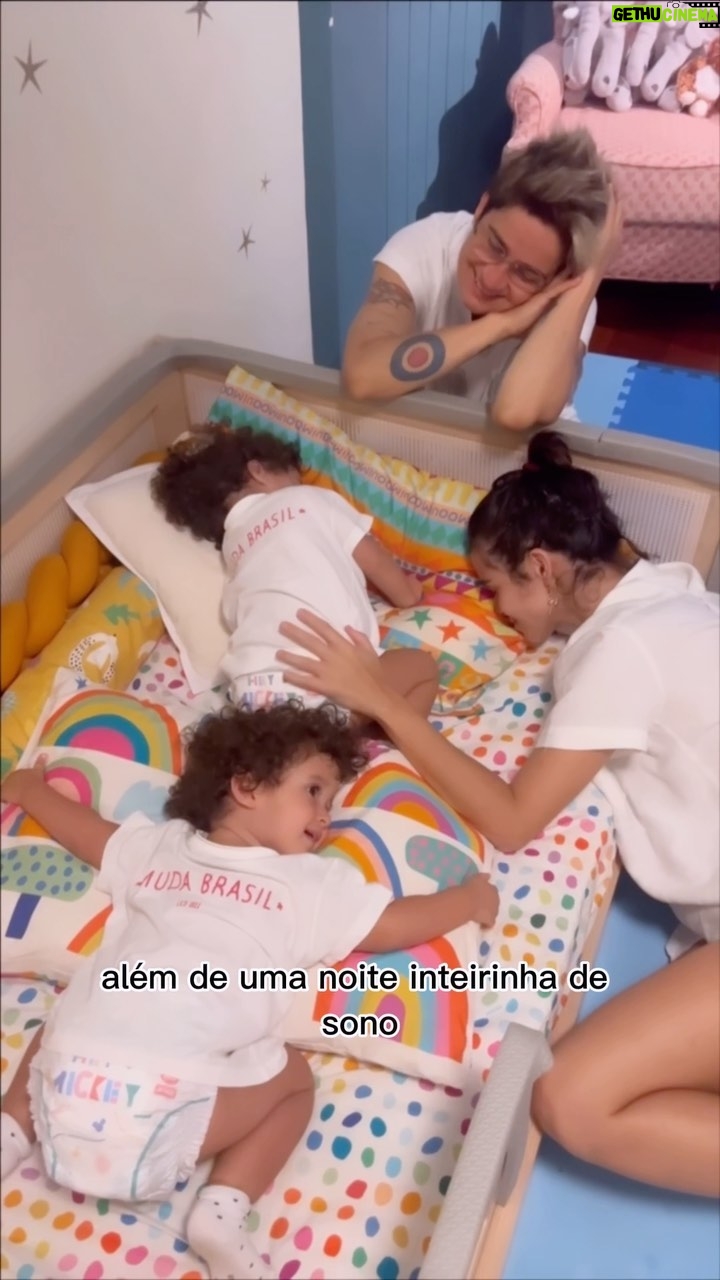 Nanda Costa Instagram - A hora do soninho aqui em casa é um momento especial! Começamos pelo banho, depois uma leitura pra ir acalmando as meninas, as vezes uma brincadeira, muitos abraços e cafunés e claro, a nossa aliada, a nova* fralda Huggies Supreme Care! Que mudou, e agora absorve muito mais, promovendo 2x mais proteção contra vazamentos**. As mamães aqui agradecem! É a certeza de uma noite inteirinha de sono sem trocas de fraldas e desconforto! Ah, essa evolução na absorção está presente nas novas embalagens, dos tamanhos G, XG e XXG, que possuem o ícone da Lua e a indicação de até 12h de proteção; Experimente a nova Huggies Supreme Care! @huggiesbrasil #HuggiesBrasil #JuntosNessaBebê *alterações disponíveis nos tamanhos G, XG, XXG **vs. versão anterior Huggies Supreme Care. O desempenho da fralda pode variar com os hábitos, alimentação e características do bebê