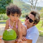 Nanda Costa Instagram - Sou libriana, com lua em gêmeos, casada com uma geminiana (com ascendente em libra). Nossas filhas tem o sol em libra (como eu), e a lua em Áries ( como a Lan). Elas nasceram com um minutinho só de diferença, e com os planetas nos mesmo lugares. Um mapa astral praticamente igual. Eu super acredito em astrologia, e tenho muita sorte de acompanhar tão de perto a evolução das minhas librianas com ascendente em touro. Elas são tão parecidas e tão diferentes, que nem sei. Mas desconfio que esse charme todo, é coisa de quem tem o signo e o ascendente regido por Vênus. Tô mentindo, ou tô errada?!🫣🤩🫶🏼