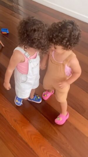 Nanda Costa Instagram - Pari as meninas mais amorosas que eu conheço! Bom dia, pessoal! Um sábado de muito amor, massagem nos pés e abraço apertado! Valeu Deus ❣️