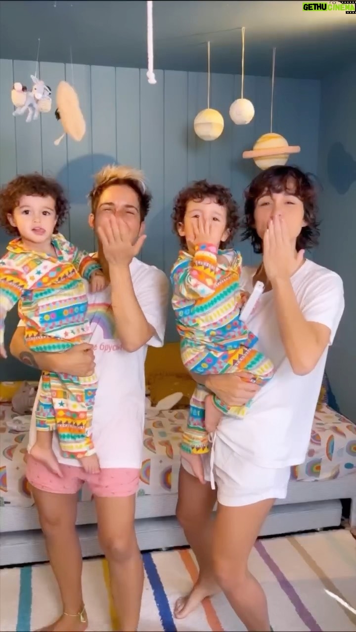 Nanda Costa Instagram - Oi gente! Aqui em casa, para noites bem dormidas, a nossa escolha é a Nova* Huggies Supreme Care, a famosa Huggies da embalagem vermelha, que proporciona muito mais absorção**, noites 2x mais protegidas contra vazamentos** e até 12h de extra proteção***. Por aqui ela está super aprovada pelas mamães e pela duplinha 😉. Obrigada, Huggies 💛 *alterações disponíveis nos tamanhos G, XG, XXG **vs. versão anterior Huggies Supreme Care. O desempenho da fralda pode variar com os hábitos, alimentação ecaracterísticas do bebê ***Desempenho da fralda pode variar com os hábitos, alimentação e características do bebê #JuntosNessaBebe #HuggiesBrasil *publi