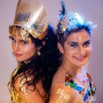 Nanda Costa Instagram - Hoje o @blocomascarados completa 25 anos e é a primeira vez, em um quarto de século, que vai coroar duas rainhas ao mesmo tempo. Bodas de prata com o carnaval da Bahia iluminando a diversidade que brilha no raio dourado da deusa da fertilidade, e na eterna força da juventude, da inteligência de quem tem astúcia de caçador e paciência de pescador. Aos bons presentes que a vida tem nos dado, só nos cabe agradecer por tamanho acolhimento e por essas energias boas que nos abençoam e nos acompanham. Além de honrar este posto com imensa alegria e emoção. Muito obrigada, axé. @blocomascarados Styling @marifranca_ Glam: @erichgutmann Joias e Coroa: Joalheiro dos Orixas @diegodeoxossijoias make: @contem1g.oficial Foto: @magalimoraess Captação: @produtoraalforria Agenciamento: @zecavitorino.ag Assessoria: @enne.ag Digital:@lbdigitaleconteudo