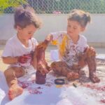 Nanda Costa Instagram - Passando pra agradecer imensamente todas as mensagens lindas que venho recebendo, fiquei muito surpresa e emocionada com tanto carinho. Queria mesmo era responder cada uma delas, mas mamãe Lan saiu em turnê com a rainha @mariabethaniaoficial, e eu passei o dia integralmente com as meninas. Li tudo, mas não dei conta de responder. Vocês aqueceram meu coração, muito obrigada por isso. E pra aquecer o coração de vcs e desejar uma semana abençoada, repleta de amor e carinho, escolhi esse momento precioso. Obrigada pelo presente @bettyprado e @virgem Elas amaram muito, mas não queriam saber de pincel e dedinho não, elas são Roots e as mamães piram! Obrigada, @lanlanhoficial, por tudo que construímos juntas e por essa meninas tão maravilhosas. É o fruto! Bom dia, pessoal!