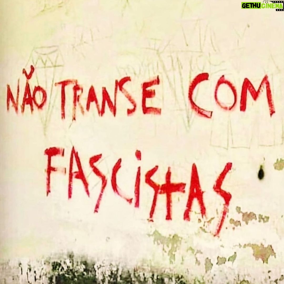 Nanda Costa - 106.2K Likes - 6/9! Marque o @ e não diga nada! Se puder, COPULEM!
#diadosexo #façamos
Obs: sobre a foto de número
6, eu roubei de um post da @deboralamm , apesar de concordar com a frase, quero deixar bem claro que não fui eu que pichei . Aliás, eu roubei dela vários desses “ lambe lambe “ ( alguém sabe o plural de lambe lambe?)
Enfim…
Façamos!