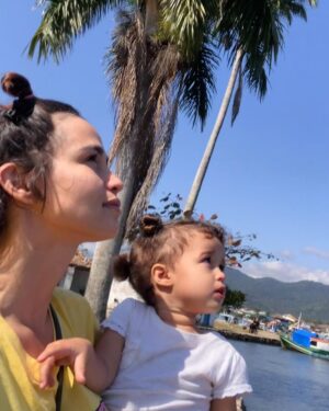 Nanda Costa Instagram - Sou libriana, com lua em gêmeos, casada com uma geminiana (com ascendente em libra).
Nossas filhas tem o sol em libra (como eu), e a lua em Áries ( como a Lan). Elas nasceram com um minutinho só de diferença, e com os planetas nos mesmo lugares. Um mapa astral praticamente igual. Eu super acredito em astrologia, e tenho muita sorte de acompanhar tão de perto a evolução das minhas librianas com ascendente em touro. Elas são tão parecidas e tão diferentes, que nem sei. Mas desconfio que esse charme todo, é coisa de quem tem o signo e o ascendente regido por Vênus. Tô mentindo, ou tô errada?!🫣🤩🫶🏼