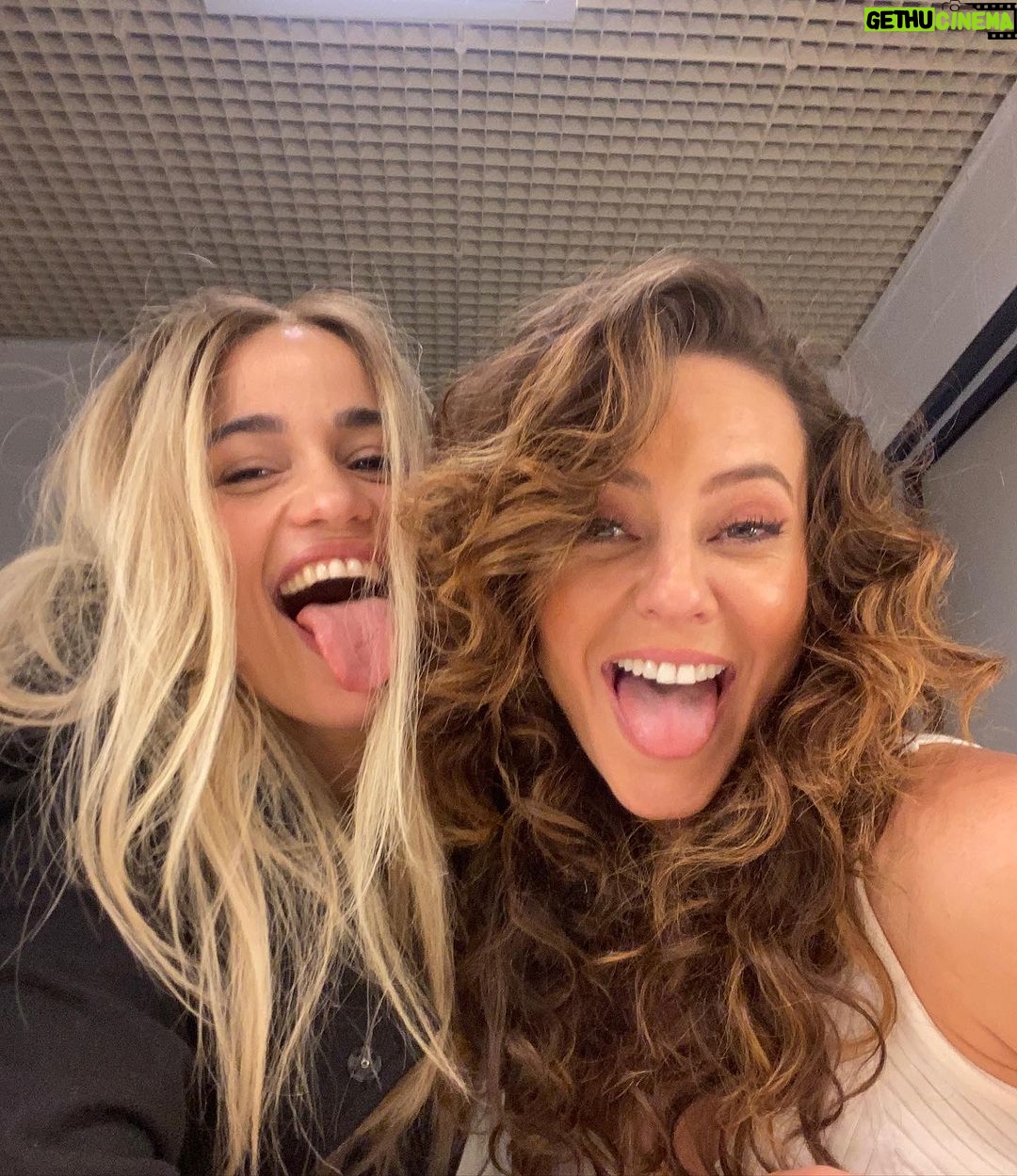 Nanda Costa Instagram - Escolhi esse carrossel pra celebrar o dia do amigo! Paolla além de linda e talentosa, é extremamente generosa, engraçada e alto astral. Nos conhecemos rapidamente há 20 anos, mas nunca tínhamos trabalhado juntas (nem ficado amigas). Mas depois de Justiça 2, cheguei a conclusão que poderíamos ter sido melhores amigas na quinta série. E, assim será! Feliz dia, Pá❣️ obrigada por tudo! Love Love Love #Justiça2 chega em outubro e vocês vão poder conhecer Milena e Jordana 😈😇 quem tá ansioso levanta a mão 🙈🙋🏻♀️