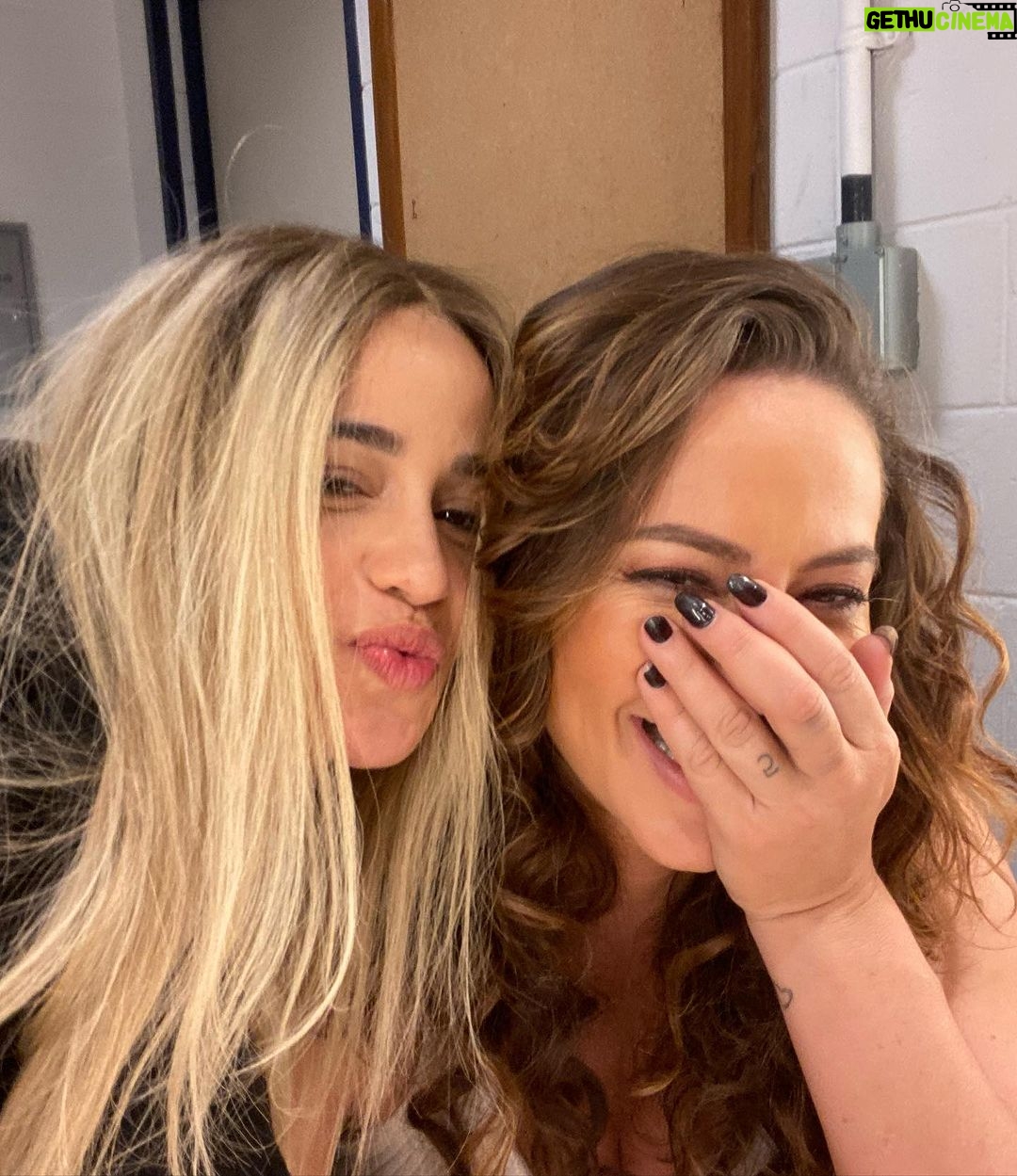 Nanda Costa Instagram - Escolhi esse carrossel pra celebrar o dia do amigo! Paolla além de linda e talentosa, é extremamente generosa, engraçada e alto astral. Nos conhecemos rapidamente há 20 anos, mas nunca tínhamos trabalhado juntas (nem ficado amigas). Mas depois de Justiça 2, cheguei a conclusão que poderíamos ter sido melhores amigas na quinta série. E, assim será! Feliz dia, Pá❣️ obrigada por tudo! Love Love Love #Justiça2 chega em outubro e vocês vão poder conhecer Milena e Jordana 😈😇 quem tá ansioso levanta a mão 🙈🙋🏻♀️