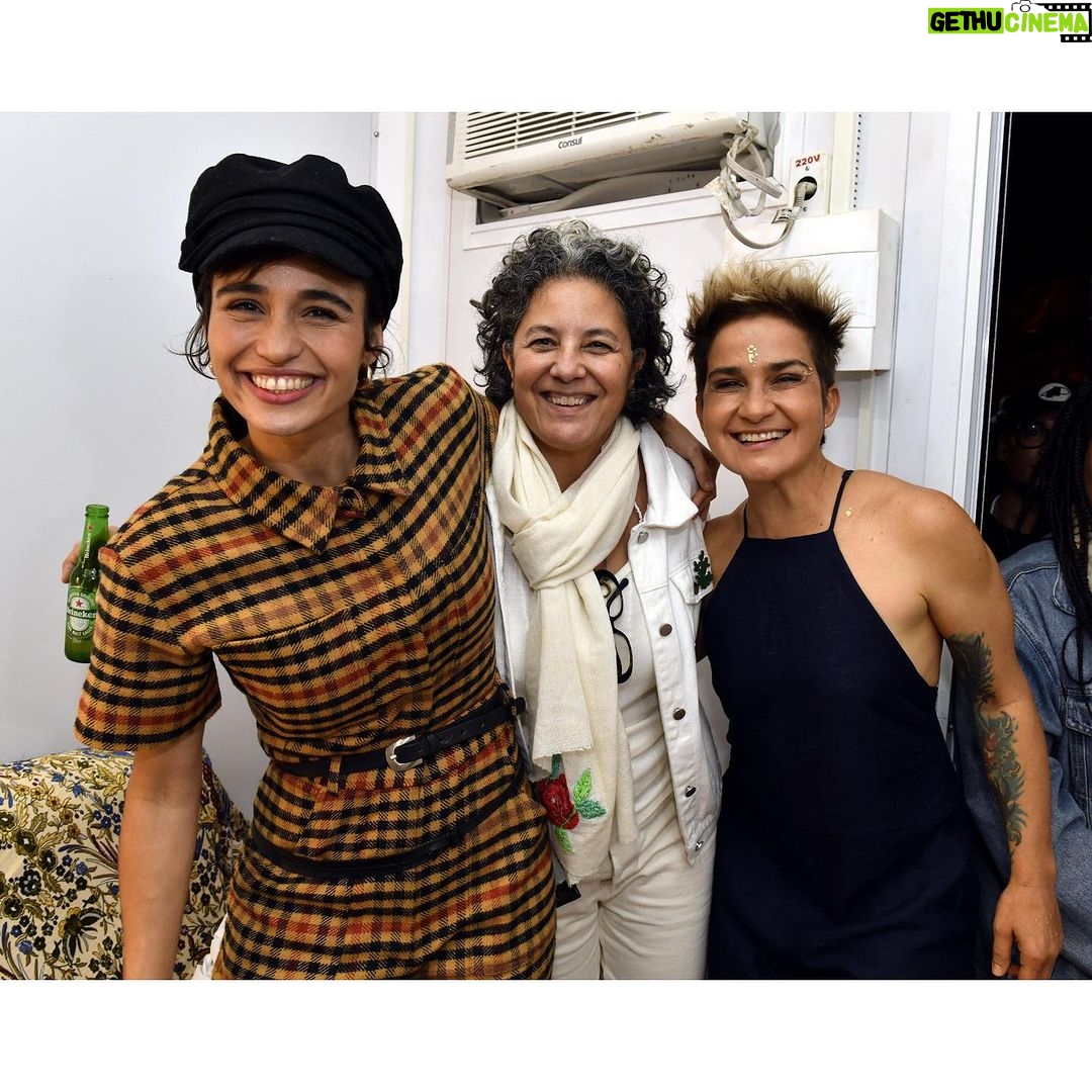 Nanda Costa Instagram - Um carrossel de emoções pra celebrar e agradecer mais uma noite inesquecível! Mil vezes viva nossa Rainha absoluta @mariabethaniaoficial , a maior intérprete, força e potência que nós temos ❣️ Quando a maior voz encontra os batuques da Lan eu nem sei dizer o que sinto! Bravos 👏🏽👏🏽👏🏽👏🏽 fotos da querida e talentosa @granatocristina_ 🫶🏼❤️ Obrigada @festivaldeinvernonorio @peckproducoes @tigre.ag @leomarcal @guilhermebarros Marina Da Glória