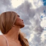 Nanda Costa Instagram - Previsão do tempo (onde eu tô agora): Temperatura 36° ( tá osso 🔥😰) Sol com aumento de nuvens (comestíveis)ao longo do dia. À noite ocorrem pancadas de chuva.☀️🌦☁️ Me conta como tá o tempo aí onde vc tá agora !? 📷 da minha parça Maravilhosona @paollaoliveirareal 🫶🏼