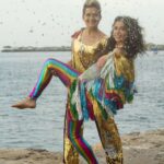 Nanda Costa Instagram - As Rainhas vêm aí! ✨️ Se o Carnaval é especial na Bahia, esse ano será ainda mais, principalmente para Lan Lanh e Nanda Costa, convidadas para reinar à frente do tradicional bloco Os Mascarados, que fará o percurso Barra-Ondina em 8 de fevereiro. "Vamos pular que nem pipoca e vamos espalhar o que temos de melhor, que é a nossa essência do amor, da paz, da tranquilidade", conta Lan Lanh em papo com a Quem. E esse reinado será para o povo? "As rainhas vão descer para a pipoca com certeza. Pode esperar por isso", avisa Nanda Costa, aos risos. Lan é baiana, então nasceu com a magia ao seu redor, enquanto Nanda, de Paraty- RJ , se apaixonou pela Bahia há mais de dez anos - e agora pode chamar a terra de casa, oficialmente. As rainhas agora têm seu castelo, uma casa em Salvador. "Me senti acolhida pela Bahia, me emocionei de cair lágrima, com esse convite. Estou muito feliz e muito honrada com essa coroação", reforça Nanda. Tiê e Kim, filhas do casal, também ficam felizes com a nova morada. "As meninas já têm dendê no sangue, já têm suingue e já amam acarajé, amam tudo o que a gente ama nessa terra", conta Lan. Que delícia a Família Real do Carnaval ❤️ Créditos Fotos: Shai Andrade @sunshaii Beleza: Natalia Cavalcante @nc.make Styling: Mari Franca @marifranca_