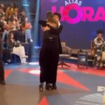 Nanda Costa Instagram - Fui chamada pra cantar no Altas horas 🫣 Só Deus sabe o frio na barriga que me deu, mas fui assim mesmo. Eu estava cercada de tanta gente talentosa que fiquei curtindo o programa a ponto de esquecer que tinha ido lá pra cantar, só lembrei quando chegou a minha vez. Que bom que foi assim! Obrigada @serginhogroisman 🙏🏽❤️ Minha cumadi @emanuellearaujo tambem foi e além arrasar (como sempre) me deu um dos melhores abraços do mundo depois que cantei (é esse aí do vídeo ao lado), fora tudo isso ela ainda fez essa foto que escolhi pra abrir o carrossel, até porque não é todo dia que eu fico chic assim, obrigada por isso @marifranca_ 🫶🏼 Podia ficar horas aqui falando sobre o que vi e vivi lá , mas é melhor vocês verem o programa pra gente falar depois! Bora?