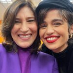 Nanda Costa Instagram - Fui chamada pra cantar no Altas horas 🫣 Só Deus sabe o frio na barriga que me deu, mas fui assim mesmo. Eu estava cercada de tanta gente talentosa que fiquei curtindo o programa a ponto de esquecer que tinha ido lá pra cantar, só lembrei quando chegou a minha vez. Que bom que foi assim! Obrigada @serginhogroisman 🙏🏽❤️ Minha cumadi @emanuellearaujo tambem foi e além arrasar (como sempre) me deu um dos melhores abraços do mundo depois que cantei (é esse aí do vídeo ao lado), fora tudo isso ela ainda fez essa foto que escolhi pra abrir o carrossel, até porque não é todo dia que eu fico chic assim, obrigada por isso @marifranca_ 🫶🏼 Podia ficar horas aqui falando sobre o que vi e vivi lá , mas é melhor vocês verem o programa pra gente falar depois! Bora?