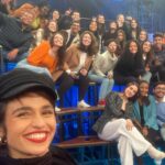 Nanda Costa Instagram - Fui chamada pra cantar no Altas horas 🫣 Só Deus sabe o frio na barriga que me deu, mas fui assim mesmo. Eu estava cercada de tanta gente talentosa que fiquei curtindo o programa a ponto de esquecer que tinha ido lá pra cantar, só lembrei quando chegou a minha vez. Que bom que foi assim! Obrigada @serginhogroisman 🙏🏽❤️ Minha cumadi @emanuellearaujo tambem foi e além arrasar (como sempre) me deu um dos melhores abraços do mundo depois que cantei (é esse aí do vídeo ao lado), fora tudo isso ela ainda fez essa foto que escolhi pra abrir o carrossel, até porque não é todo dia que eu fico chic assim, obrigada por isso @marifranca_ 🫶🏼 Podia ficar horas aqui falando sobre o que vi e vivi lá , mas é melhor vocês verem o programa pra gente falar depois! Bora?