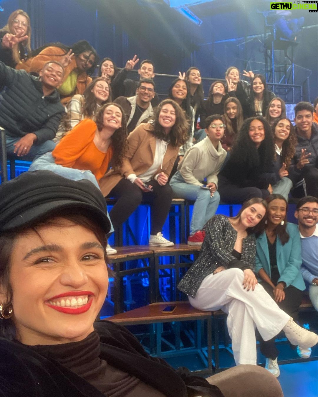 Nanda Costa Instagram - Fui chamada pra cantar no Altas horas 🫣 Só Deus sabe o frio na barriga que me deu, mas fui assim mesmo. Eu estava cercada de tanta gente talentosa que fiquei curtindo o programa a ponto de esquecer que tinha ido lá pra cantar, só lembrei quando chegou a minha vez. Que bom que foi assim! Obrigada @serginhogroisman 🙏🏽❤️ Minha cumadi @emanuellearaujo tambem foi e além arrasar (como sempre) me deu um dos melhores abraços do mundo depois que cantei (é esse aí do vídeo ao lado), fora tudo isso ela ainda fez essa foto que escolhi pra abrir o carrossel, até porque não é todo dia que eu fico chic assim, obrigada por isso @marifranca_ 🫶🏼 Podia ficar horas aqui falando sobre o que vi e vivi lá , mas é melhor vocês verem o programa pra gente falar depois! Bora?