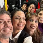 Nanda Costa Instagram - Fui chamada pra cantar no Altas horas 🫣 Só Deus sabe o frio na barriga que me deu, mas fui assim mesmo. Eu estava cercada de tanta gente talentosa que fiquei curtindo o programa a ponto de esquecer que tinha ido lá pra cantar, só lembrei quando chegou a minha vez. Que bom que foi assim! Obrigada @serginhogroisman 🙏🏽❤️ Minha cumadi @emanuellearaujo tambem foi e além arrasar (como sempre) me deu um dos melhores abraços do mundo depois que cantei (é esse aí do vídeo ao lado), fora tudo isso ela ainda fez essa foto que escolhi pra abrir o carrossel, até porque não é todo dia que eu fico chic assim, obrigada por isso @marifranca_ 🫶🏼 Podia ficar horas aqui falando sobre o que vi e vivi lá , mas é melhor vocês verem o programa pra gente falar depois! Bora?